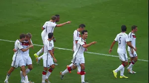 שחקני נבחרת גרמניה חוגגים עם מאטס הומלס (GettyImages , Clive Rose)