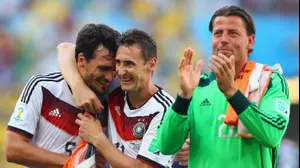 מאטס הומלס (משמאל), מירוסלב קלוזה, רומן ויידנפלר שחקני נבחרת גרמניה (GettyImages , Martin Rose)