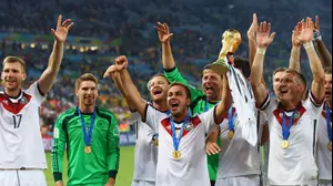 שחקן נבחרת גרמניה מריו גצה עם גביע העולם (GettyImages)