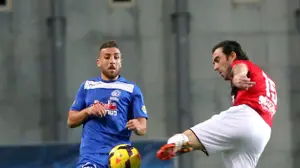 חיים מגרלשווילי שחקן הפועל חיפה (מימין) מול דור אלו שחקן מכבי פתח תקוה (קובי אליהו)