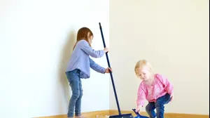 ילדים עוזרים בעבודות הבית (ShutterStock)