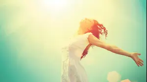 אישה מאושרת (ShutterStock)