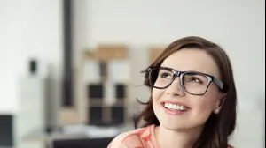 אישה מחייכת (ShutterStock)