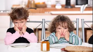ילדים משועממים ליד השולחן (ShutterStock)