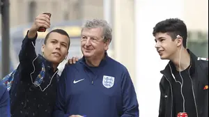 אוהדי נבחרת אנגליה עושים סלפי עם המאמן רוי הודג'סון, יורו 2016 (רויטרס)