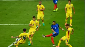 שחקן נבחרת צרפת דימטרי פאייה חוגג (GettyImages)