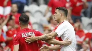 האחים טאולנט ג'אקה גרניט ג'אקה לפני המשחק בין שוויץ אלבניה (רויטרס)