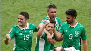 שחקני נבחרת אירלנד חוגגים (רויטרס)