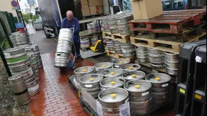 אדם מוביל חביות בירה בעיר לאנס, צרפת, יורו 2016 (רויטרס)