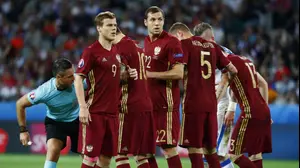 שחקני נבחרת רוסיה מסתדרים לחומה (רויטרס)