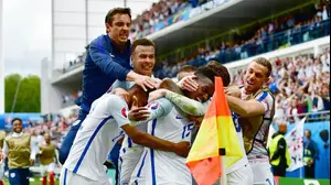שחקני נבחרת אנגליה חוגגים עם גארי נוויל (GettyImages)