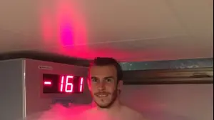 גארת' בייל שחקן נבחרת ויילס בתוך אמבטיית קרח (אתר רשמי , מתוך חשבון הטוויטר של גארת' בייל)