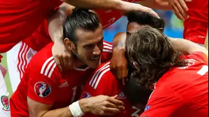 שחקני נבחרת ויילס חוגגים (רויטרס)