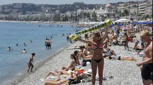 אוהדת נבחרת שבדיה על החוף של ניס יורו 2016 (רויטרס)