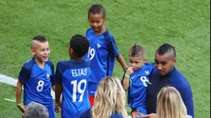 קשר נבחרת צרפת דימיטרי פאייה חוגג עם המשפחה חוגגים (GettyImages)