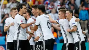 שחקני נבחרת גרמניה חוגגים עם מריו גומז (רויטרס)