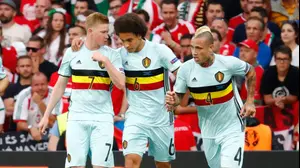 קווין דה בראונה שחקן נבחרת בלגיה (שמאל) עם אקסל ויטסל, ראג'ה נאינגולן (רויטרס)