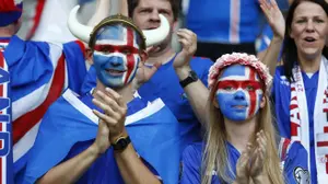 אוהדי נבחרת איסלנד באצטדיון בליל (רויטרס)