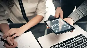 חישוב הכנסות והצעות של בית עסק (ShutterStock)