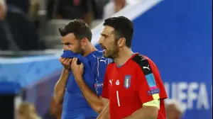 אנדראה ברצאלי שחקן נבחרת איטליה עם ג'אנלואיג'י בופון (רויטרס)