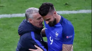 אוליבייה ז'ירו שחקן נבחרת צרפת (ימין) עם דידייה דשאן (רויטרס)