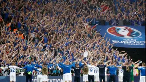 אוהדי נבחרת איסלנד מודים לשחקנים אחרי ההפסד לנבחרת צרפת (רויטרס)