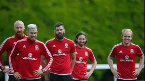 שחקני נבחרת ויילס באימון בדינאר (רויטרס)