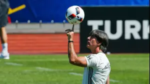 מאמן גרמניה יואכים לב באימון באביאן (רויטרס)