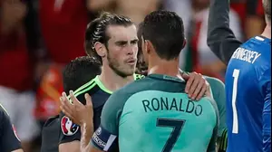 שחקן נבחרת ויילס גארת' בייל עם שחקן נבחרת פורטוגל כריסטיאנו רונאלדו (רויטרס)