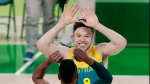 שחקני נבחרת אוסטרליה פטי מילס, מת'יו דלבדובה (AP)