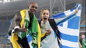 יקטריני סטפנידי קופצת במוט יוונייה עם יוסאין בולט אצן ג'מייקני (AP)