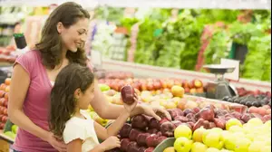 אם ובת קונות פירות בסופר (ShutterStock)
