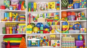 חדר משחקים עמוס בצעצעים צבעוניים (ShutterStock)