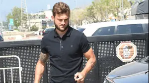 שחקן הפועל תל אביב אדי גוטליב מגיע לאימון (ברני ארדוב)