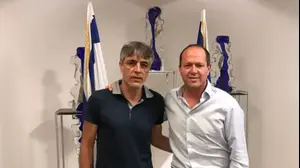 ראש עיריית ירושלים ניר ברקת עם מחזיק זכויות הניהול אלי אוחנה ( , עיריית ירושלים)