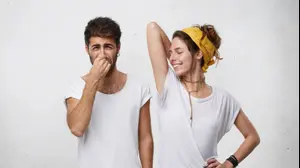 גבר ואישה מלוכלכים ומסריחים (ShutterStock)