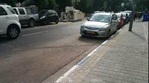 חניה בכחול-לבן ברחוב ישעיהו, תל אביב (ארז מיכאלי)