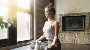 אישה עושה יוגה (ShutterStock)