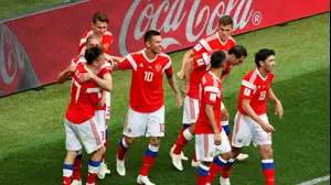 שחקני נבחרת רוסיה חוגגים את השער הראשון של מונדיאל 2018 (רויטרס)