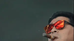 דייגו ארמנדו מראדונה שחקן נבחרת ארגנטינה לשעבר צופה במשחק שלה מול איסלנד (רויטרס)