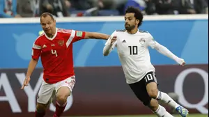 שחקן נבחרת רוסיה סרגיי איגנשביץ' עם שחקן נבחרת מצרים מוחמד סלאח (AP)