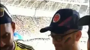 אוהדים קולומביאנים מבריחים אלכוהול ליציע, מונדיאל 2018 (צילום מסך , מתוך פייסבוק)