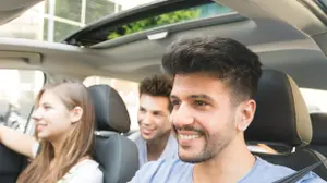 נהגים מחייכים - מקיף ביטוח רכב (ShutterStock)