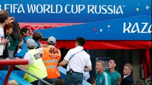 מסוט אוזיל מתעמת עם אוהדים של נבחרת גרמניה (רויטרס)