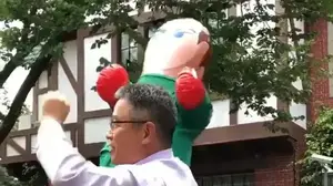 קונסול דרום קוריאה חוגג עם אוהדי מקסיקו (צילום מסך)