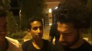 מוחמד סלאח עם מעריצים ליד ביתו בקהיר (צילום מסך)