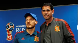 פרננדו היירו מאמן נבחרת ספרד עם דויד סילבה (רויטרס)