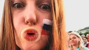 אוהדת רוסיה עם קנדום בפה (צילום מסך)