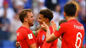 דלה עלי מתחבק עם הארי קיין שחקני נבחרת אנגליה (רויטרס)