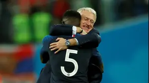 דידייה דשאן מאמן נבחרת צרפת מחבק את סמואל אומטיטי (רויטרס)